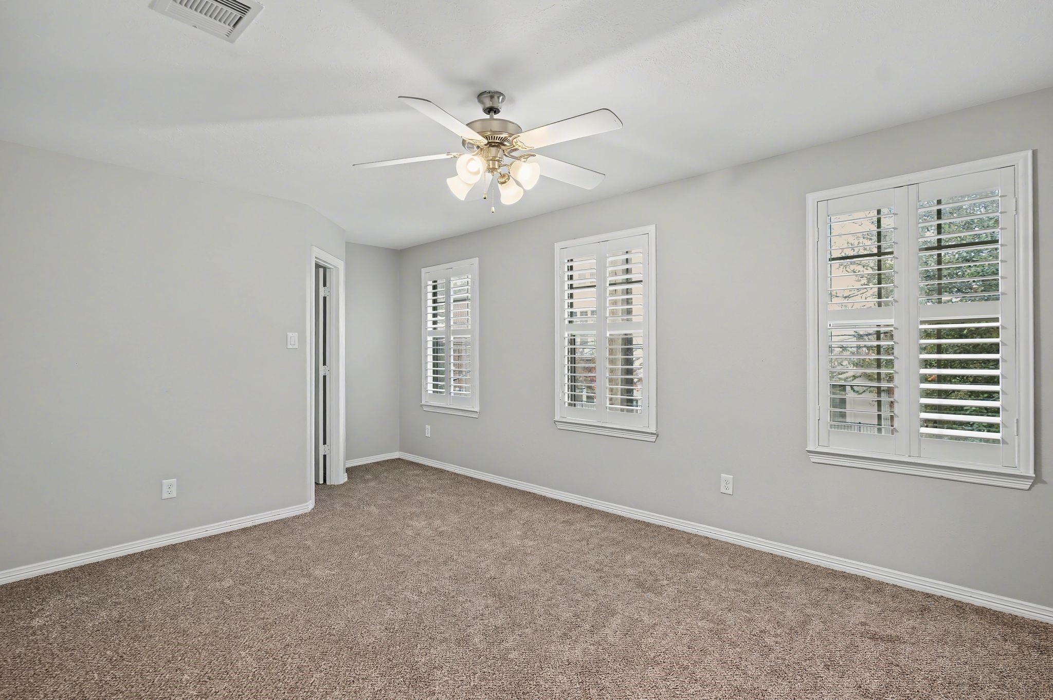 5205 Larkin Street Houston, TX 77007 - Photo 27 of 38 a view of an empty room with a window
