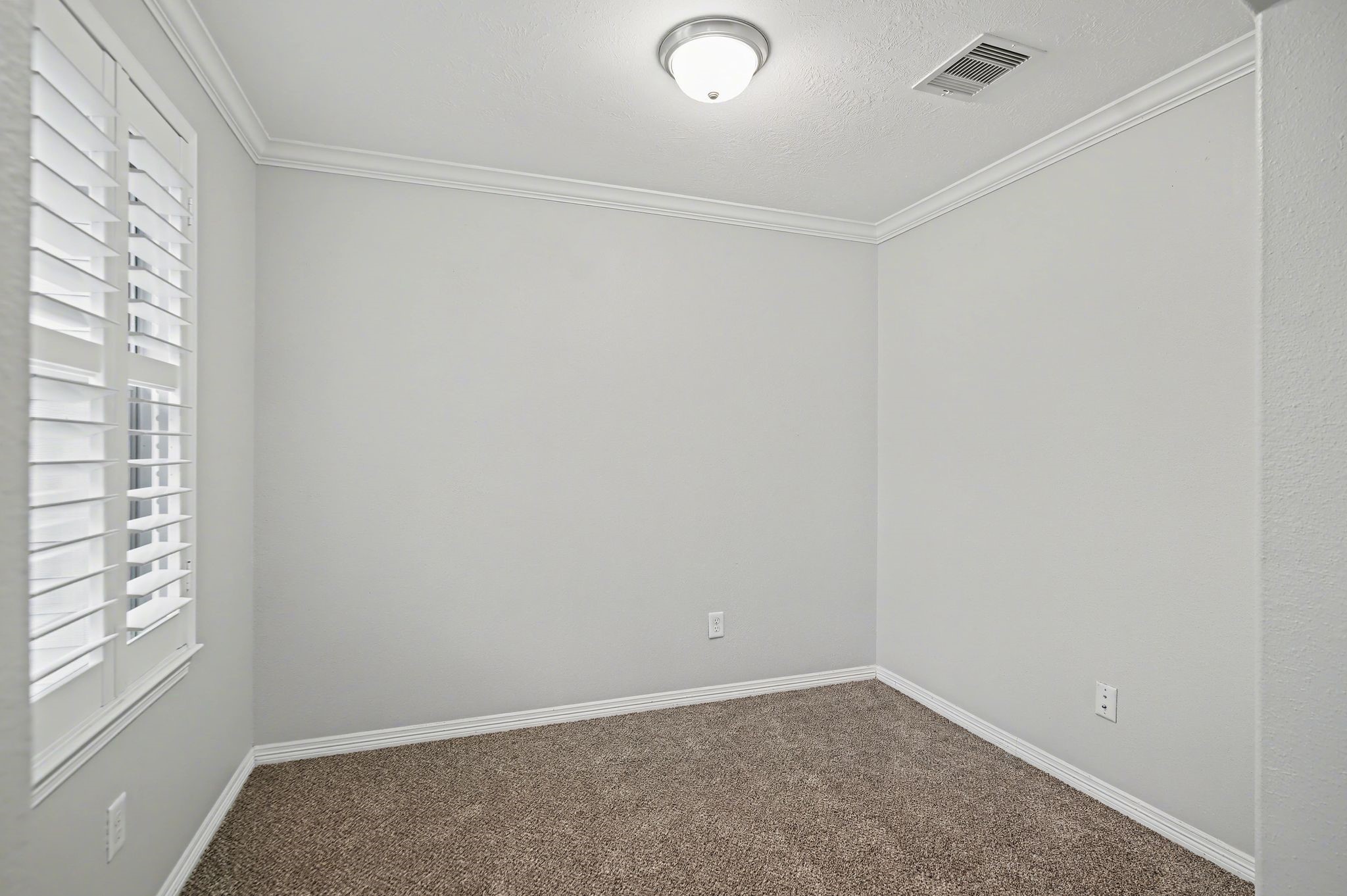 5205 Larkin Street Houston, TX 77007 - Photo 31 of 38 an empty room with windows