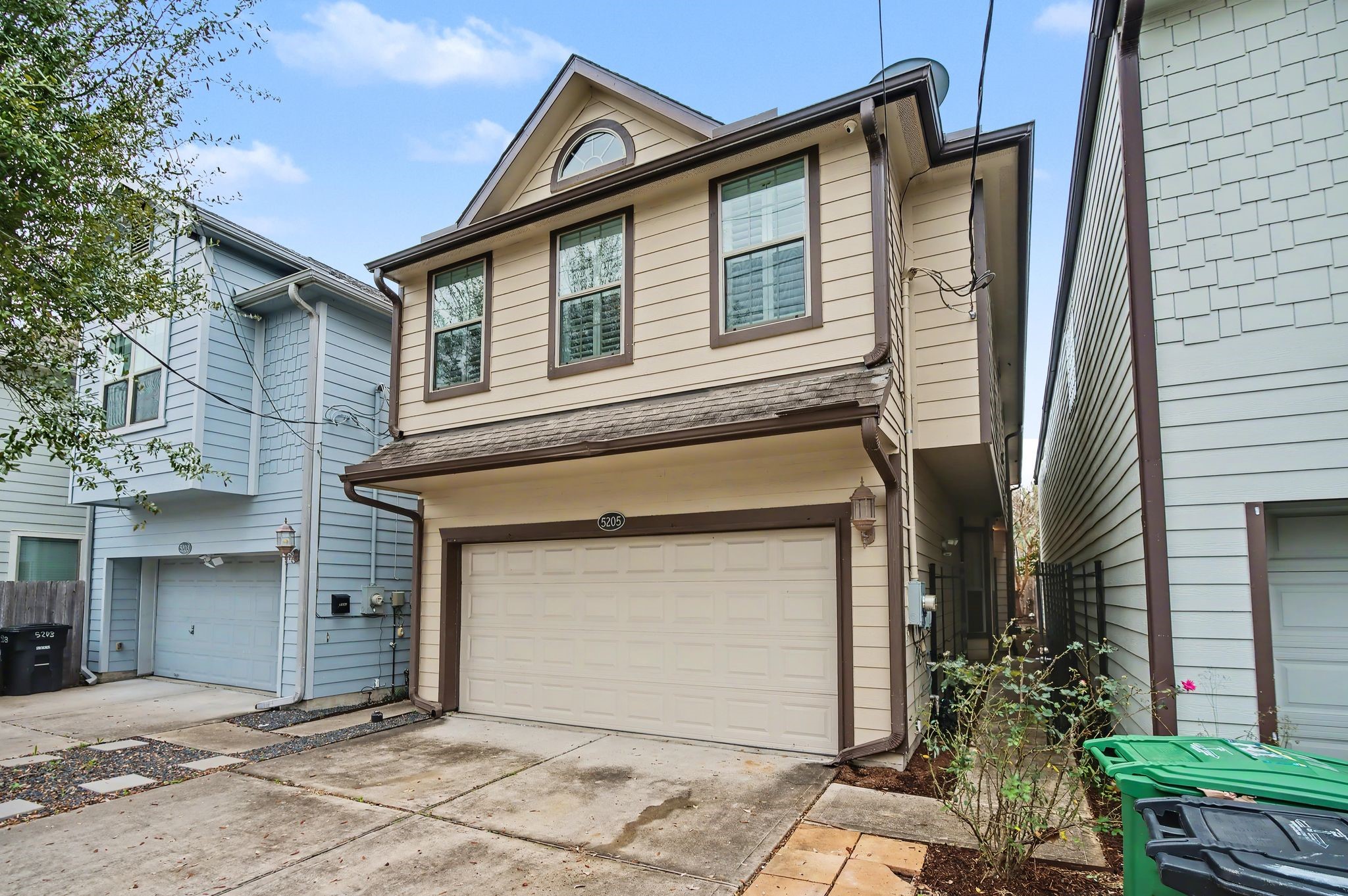 5205 Larkin Street Houston, TX 77007 - Photo 38 of 38 a front view of a house with garden