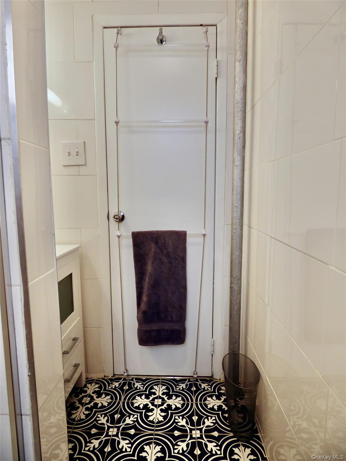 941 Jerome Avenue, Unit D5 Bronx, NY 10452 - Photo 13 of 35 a bathroom with a sink and a mirror