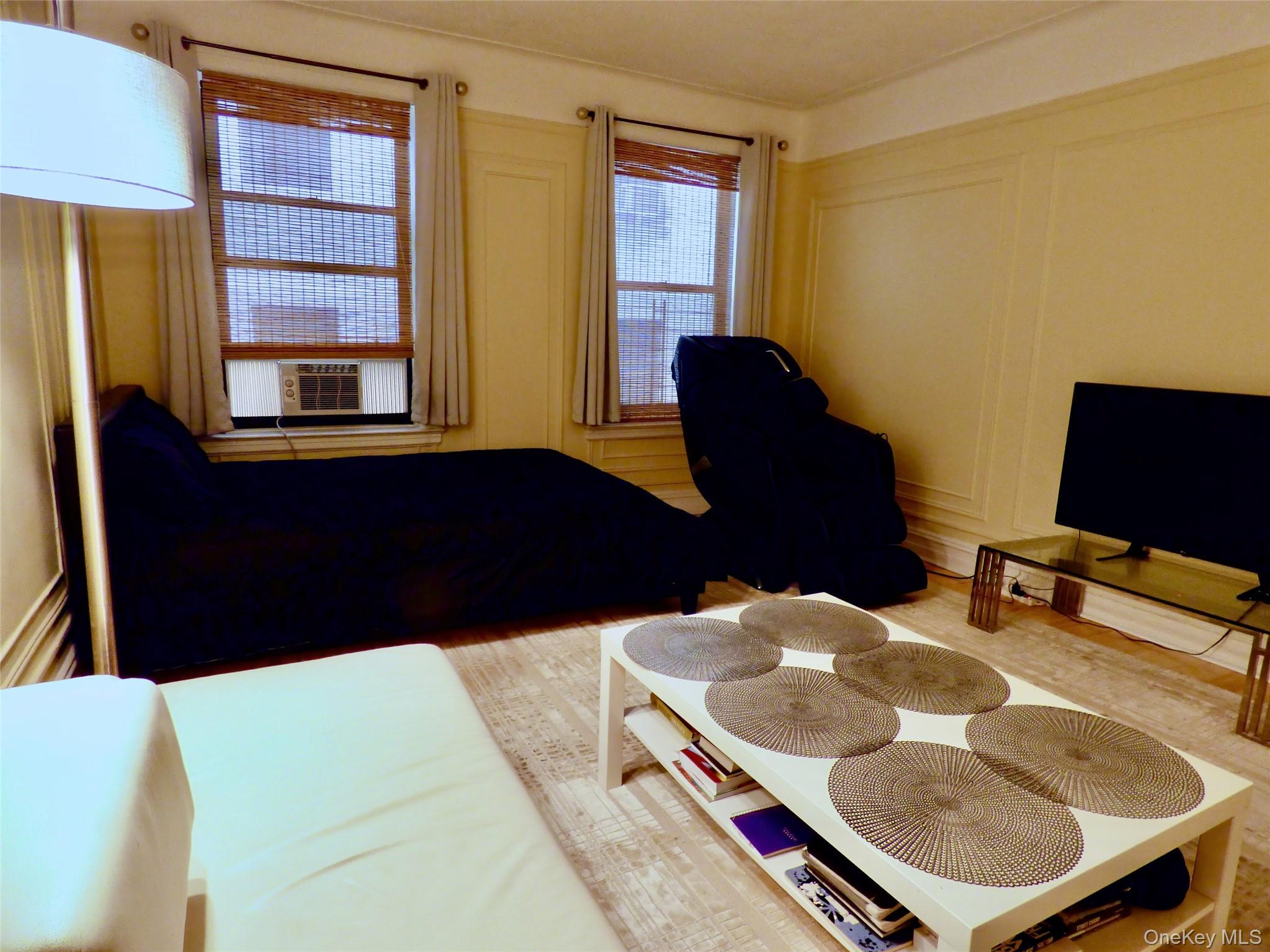 941 Jerome Avenue, Unit D5 Bronx, NY 10452 - Photo 19 of 35 a balcony with table and chairs