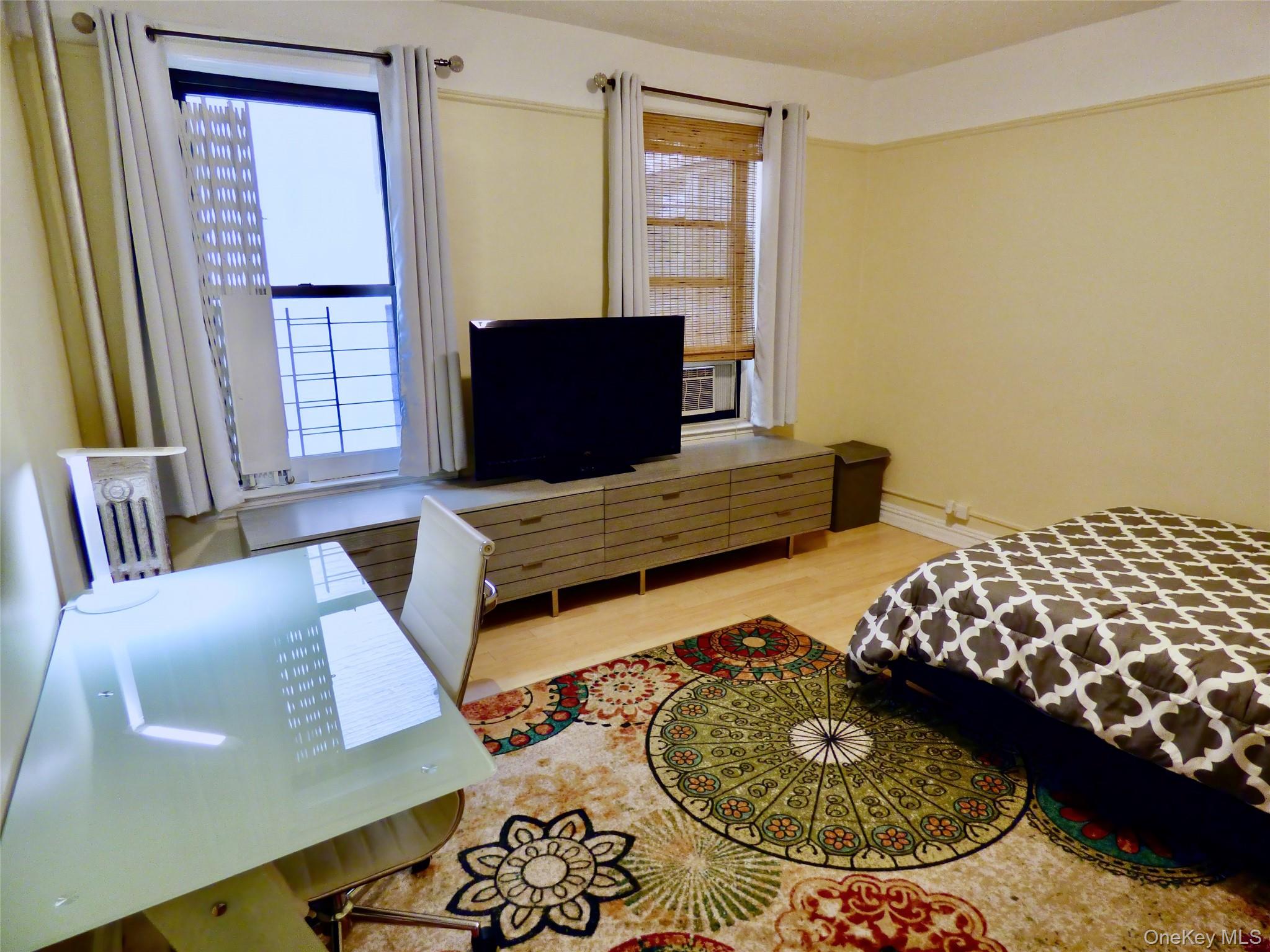 941 Jerome Avenue, Unit D5 Bronx, NY 10452 - Photo 5 of 35 a living room with furniture and a window