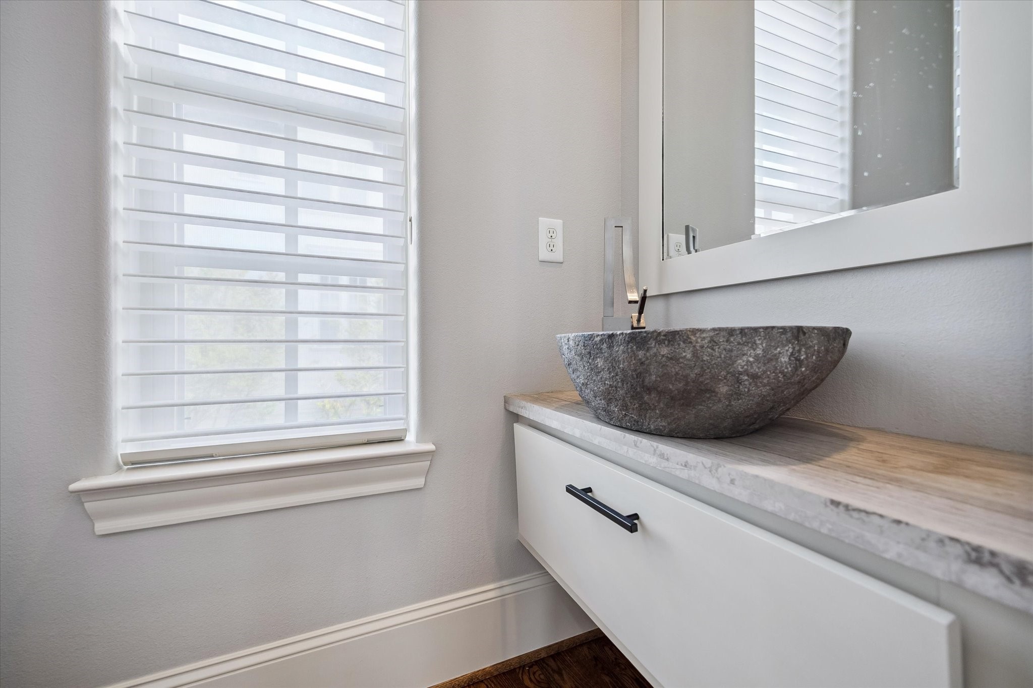2703 Arabelle Grove Houston, TX 77007 - Photo 14 of 37 Powder bath off the living room