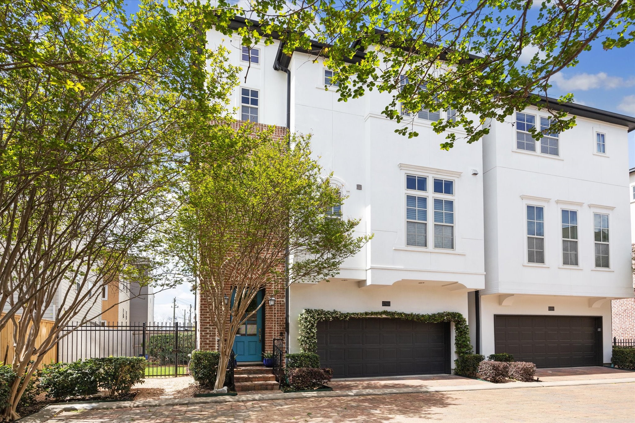 2703 Arabelle Grove Houston, TX 77007 - Photo 2 of 37 Wonderful home in a quiet gated community with a huge backyard! Parking in front is allowed