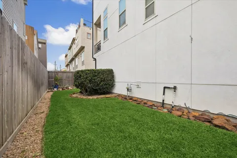 a view of a back yard