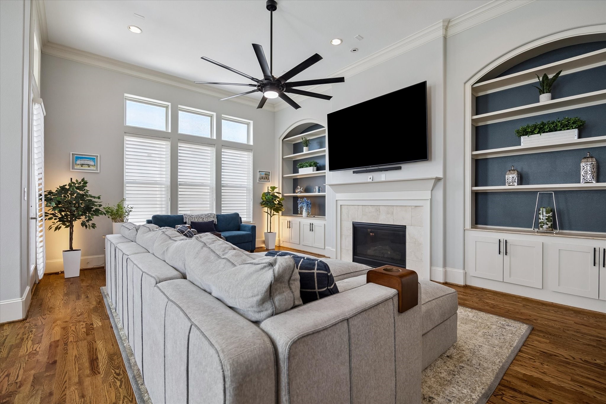 2703 Arabelle Grove Houston, TX 77007 - Photo 4 of 37 Updated fixtures, recessed lighting, and no carpet