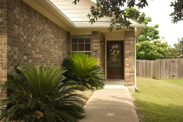 $2,050 | 7304 South Glenn Street, Austin, TX 78744