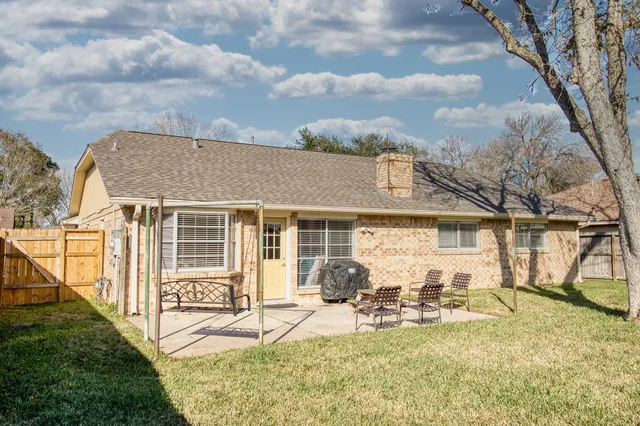 a view of a house with backyard and porch