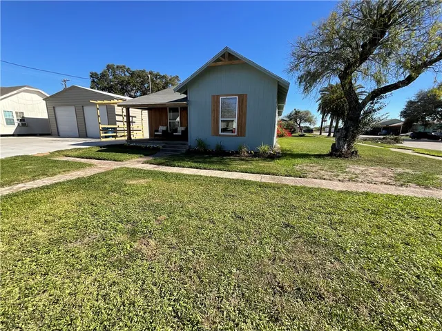 $267,500 | 221 South McCall Avenue, Sinton, TX 78387