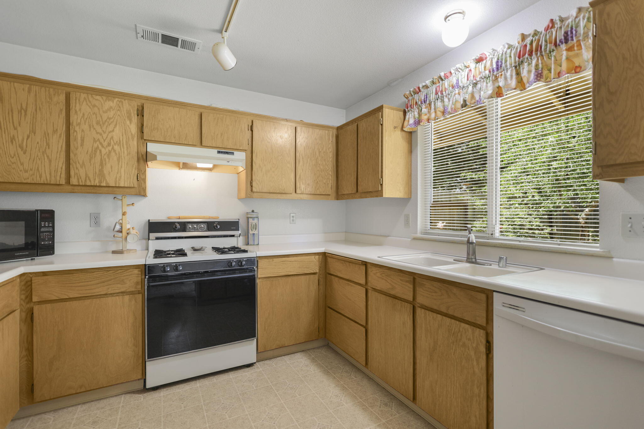 1482 Rose Tree Lane Redding, CA 96003 - Photo 7 of 23 1482 Rose Tree Lane