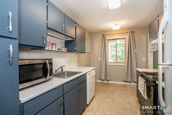 38 Library Lane, Unit 38 Simsbury, CT 06070 - Photo 3 of 17 kitchen