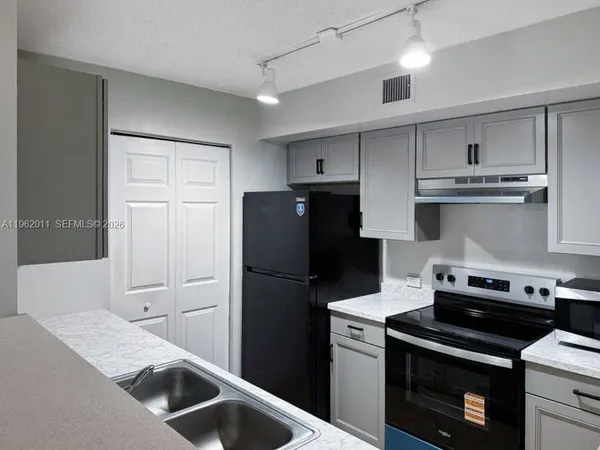 $2,500 | 11133 Southwest 8th Street, Unit 104, Pembroke Pines, FL 33025