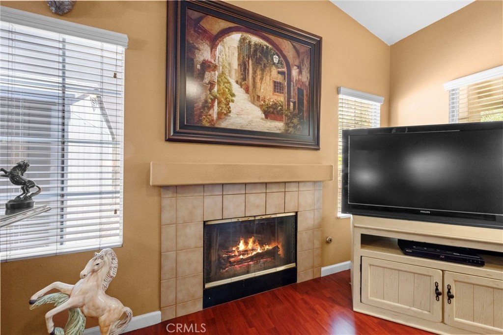 15070 Spring Street Fontana, CA 92335 - Photo 5 of 55 Living Room