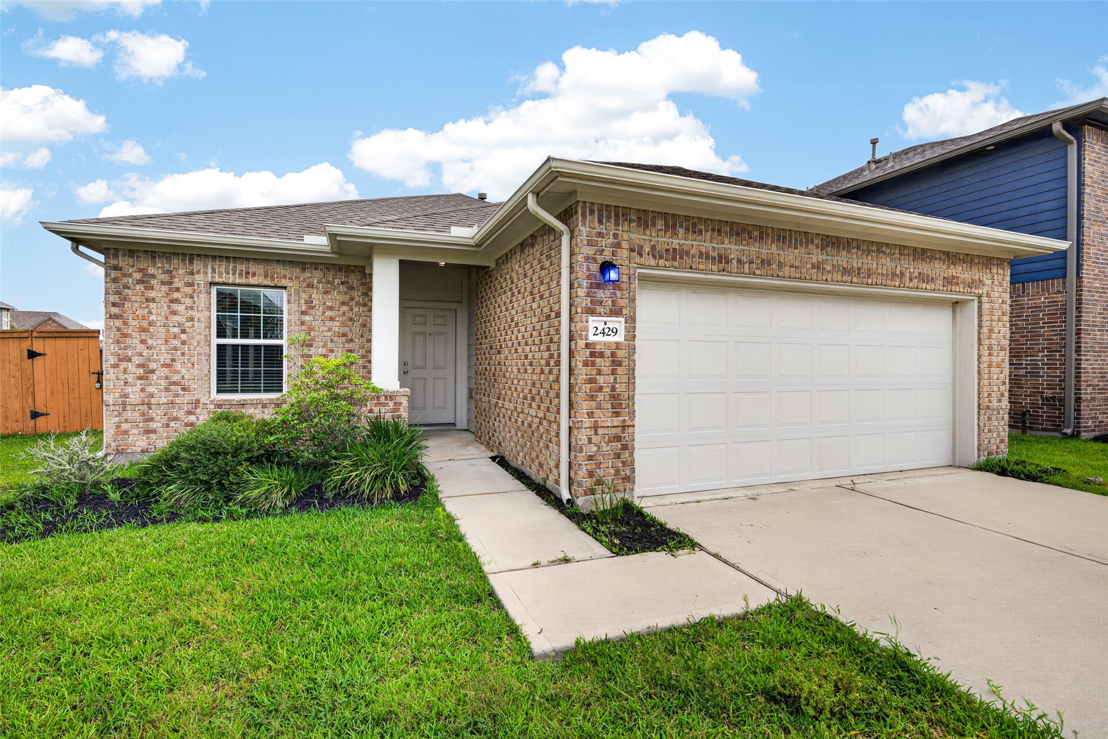 2429 Abbot Brk Drive Rosharon, TX 77583 - Photo 4 of 43