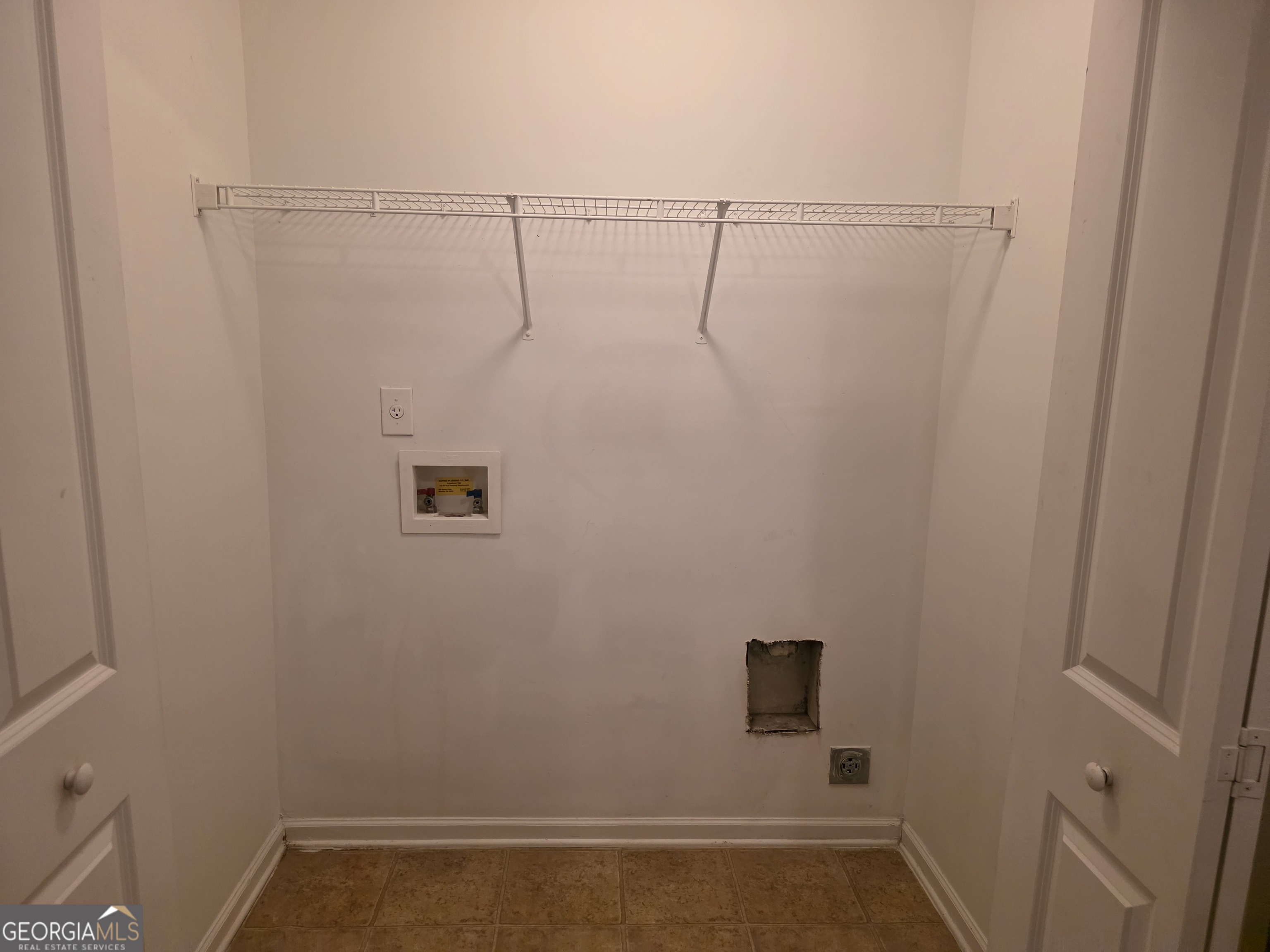 2873 Ridgeview Drive Atlanta, GA 30331 - Photo 21 of 32 a view of small space with racks on the wall
