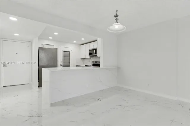 $1,700 | 406 Northwest 68th Avenue, Unit 206, Plantation, FL 33317