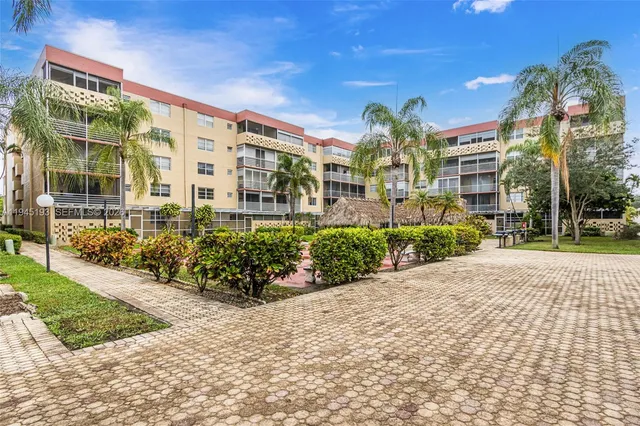 $1,700 | 406 Northwest 68th Avenue, Unit 206, Plantation, FL 33317