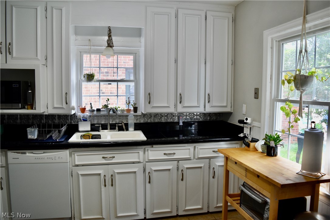 2419 Saybrook Road Cleveland, OH 44118 - Photo 4 of 20 Gallery Image 4