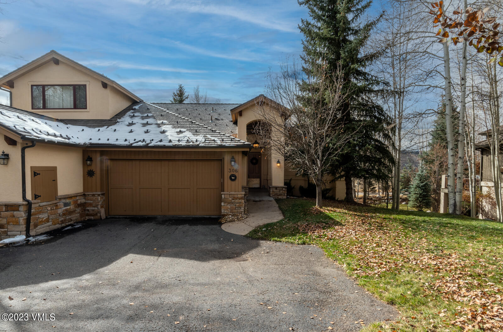 a view of a house with a yard
