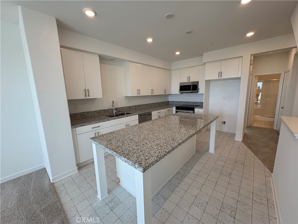 171 Evergreen Lane Claremont, CA 91711 - Photo 5 of 14 Beautiful kitchen with large island for dining