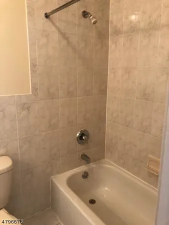 $4,200 | 5 Mt Vernon Square, Unit 5, Verona, NJ 07044