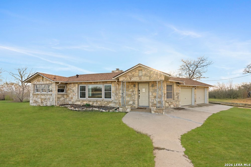 600 South Storts Street Poth, TX 78147 - Photo 3 of 39