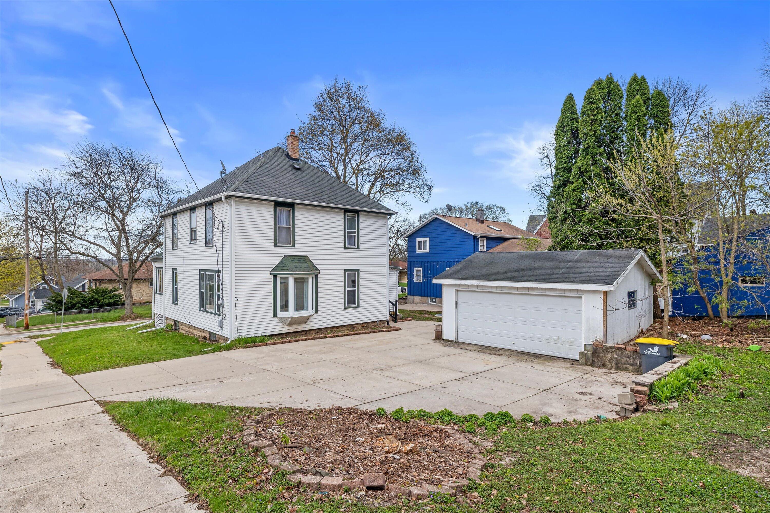 140 Spring Street Waukesha, WI 53188 - Photo 34 of 41 large yard