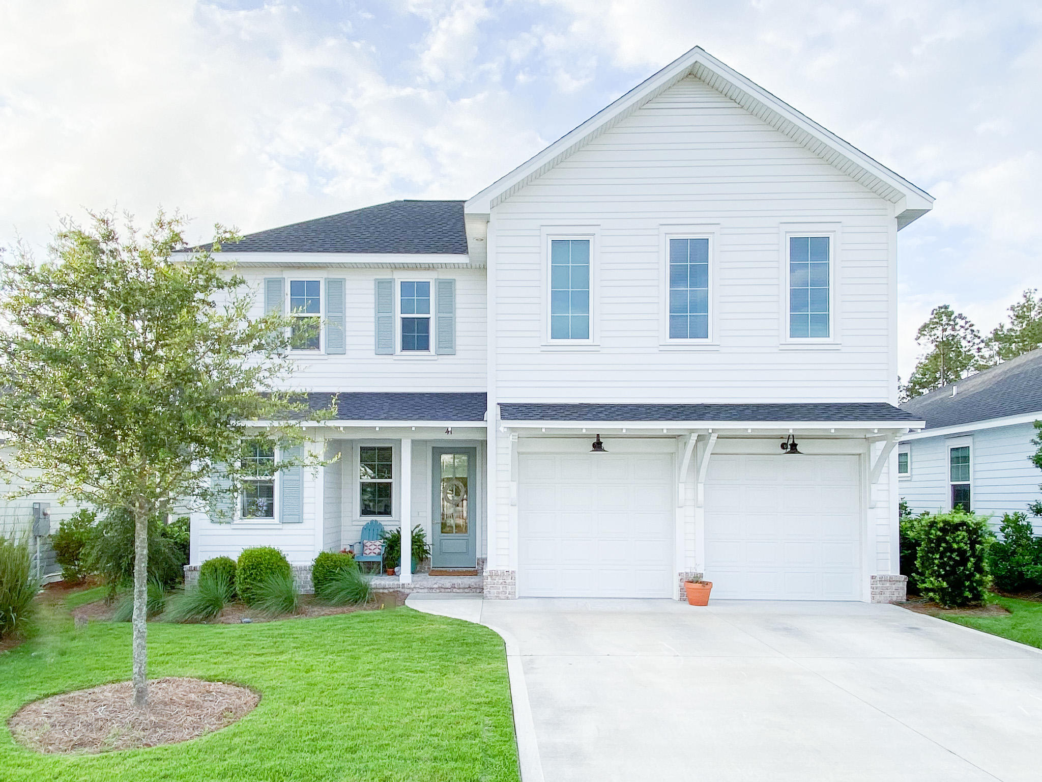 a view of a yard in front of a house