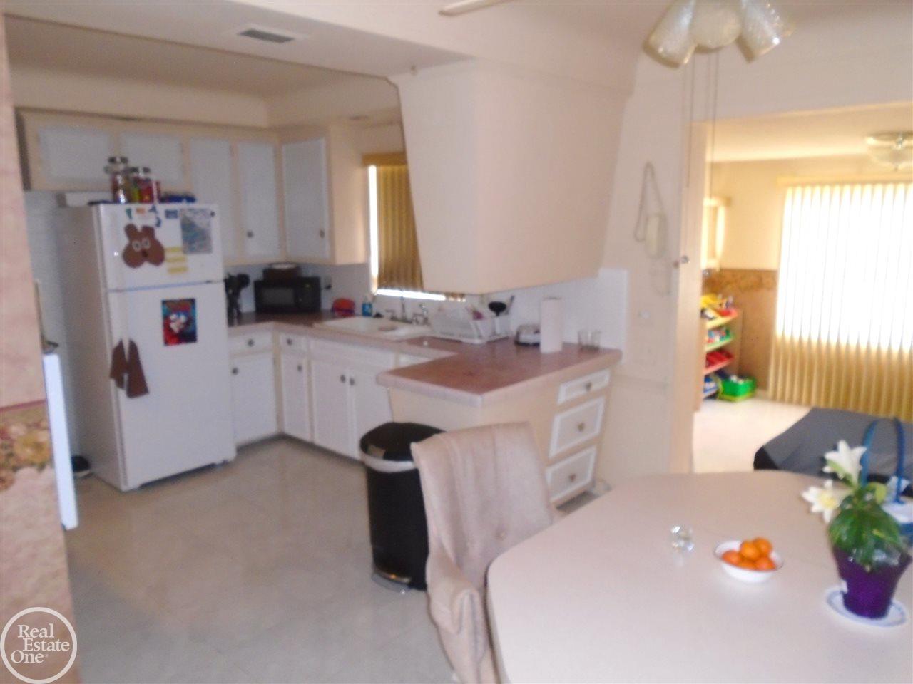 24921 Roxana Avenue Eastpointe, MI 48021 - Photo 10 of 29 31377681-9.JPG