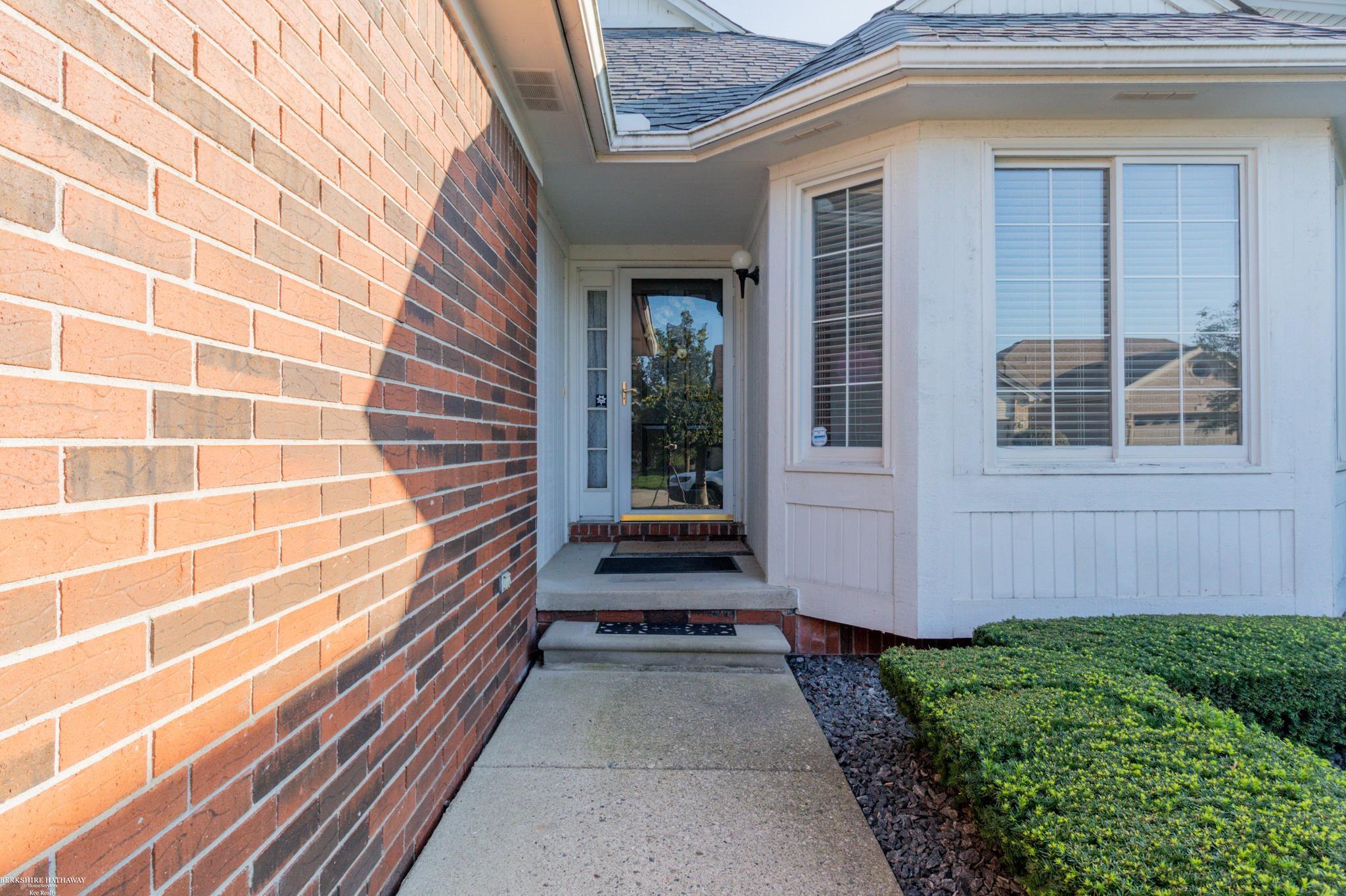 20120 Ridgeway Court Clinton Township, MI 48038 - Photo 3 of 32 50122148-2.JPG