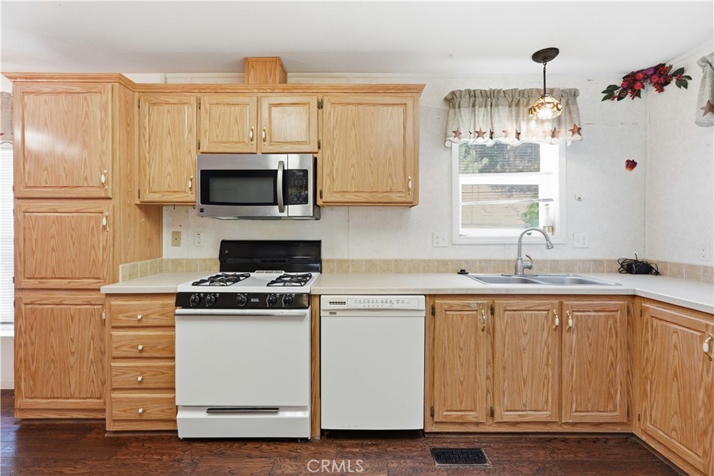 22899 Byron Road, Unit 16 Crestline, CA 92325 - Photo 12 of 33 Kitchen