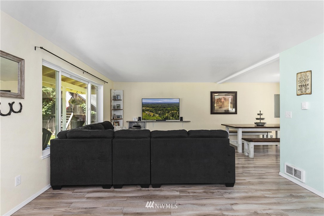 7255 Southeast King Road Port Orchard, WA 98367 - Photo 5 of 40 Gallery Image 5