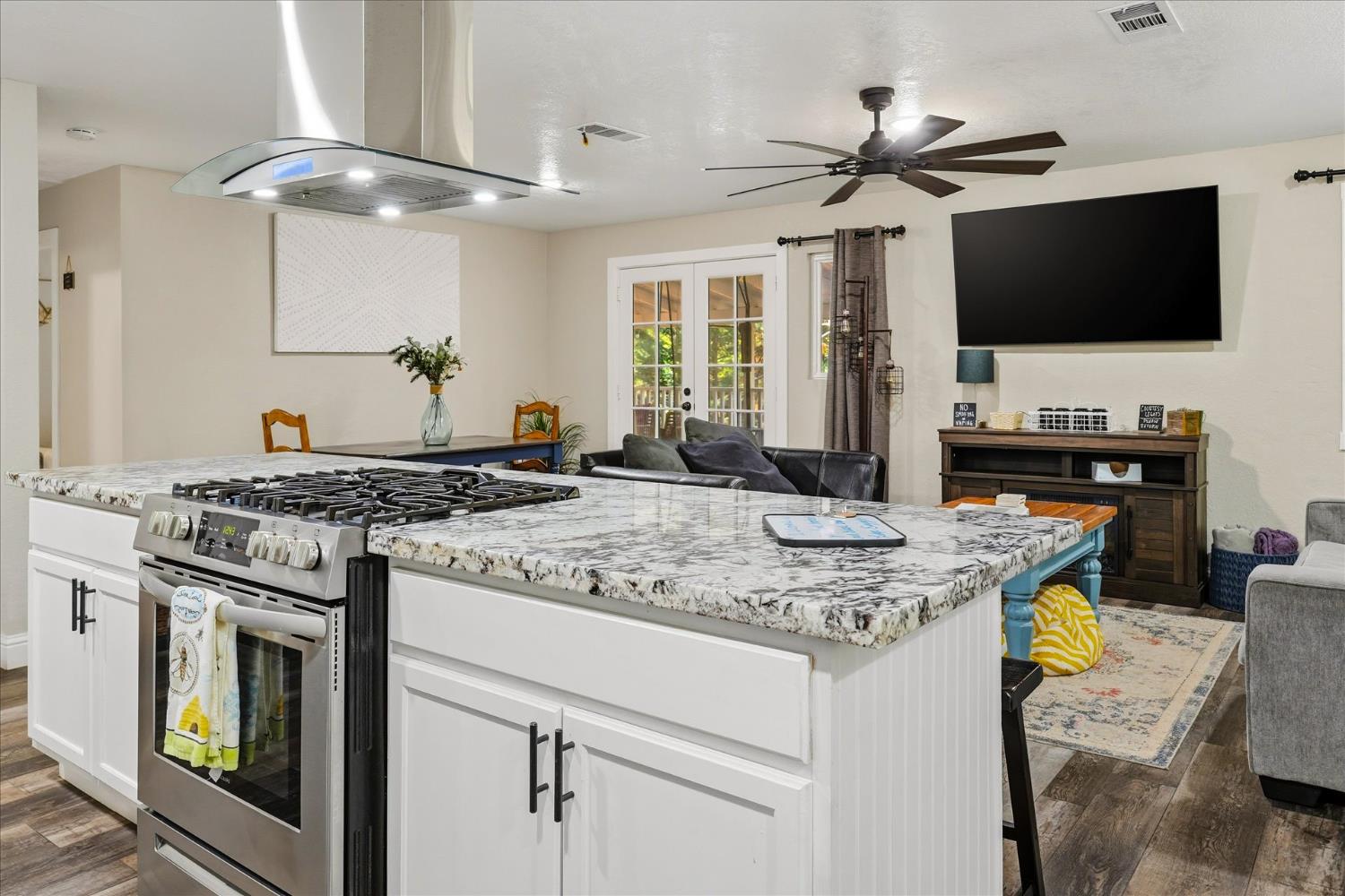 50740 Chu Ranch Road Oakhurst, CA 93644 - Photo 17 of 37 a kitchen with a stove and a microwave