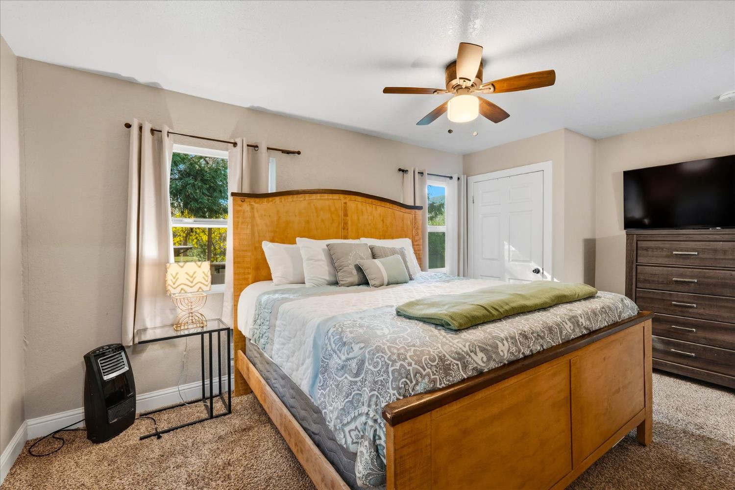 50740 Chu Ranch Road Oakhurst, CA 93644 - Photo 30 of 37 a bedroom with a bed and a flat tv screen