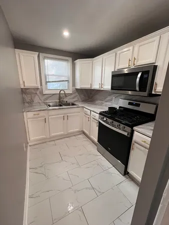 $1,900 | 41 Tremont Street, Unit 2, Fall River, MA 02720