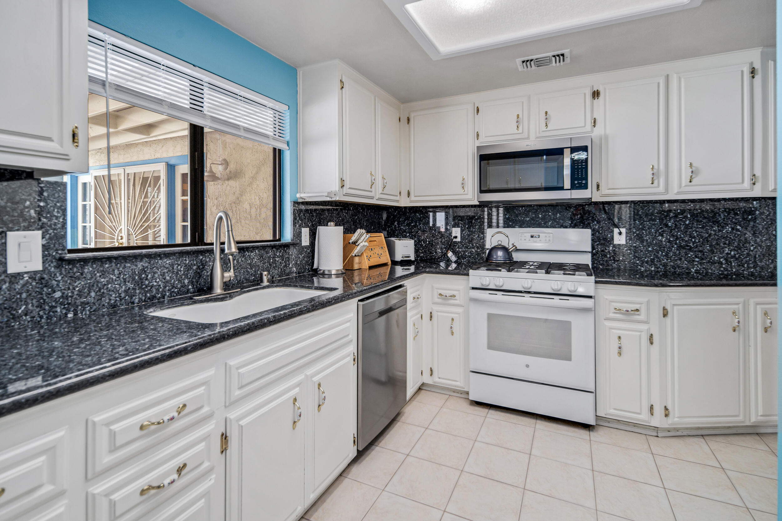 44330 Ruthron Avenue Lancaster, CA 93536 - Photo 12 of 37 Ruthron-12
