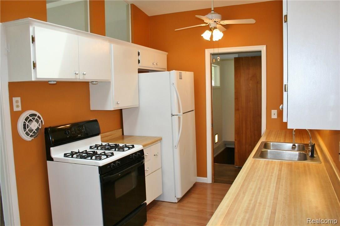 17111 Rougeway Street Livonia, MI 48152 - Photo 16 of 40 Stove and refrigerator included!