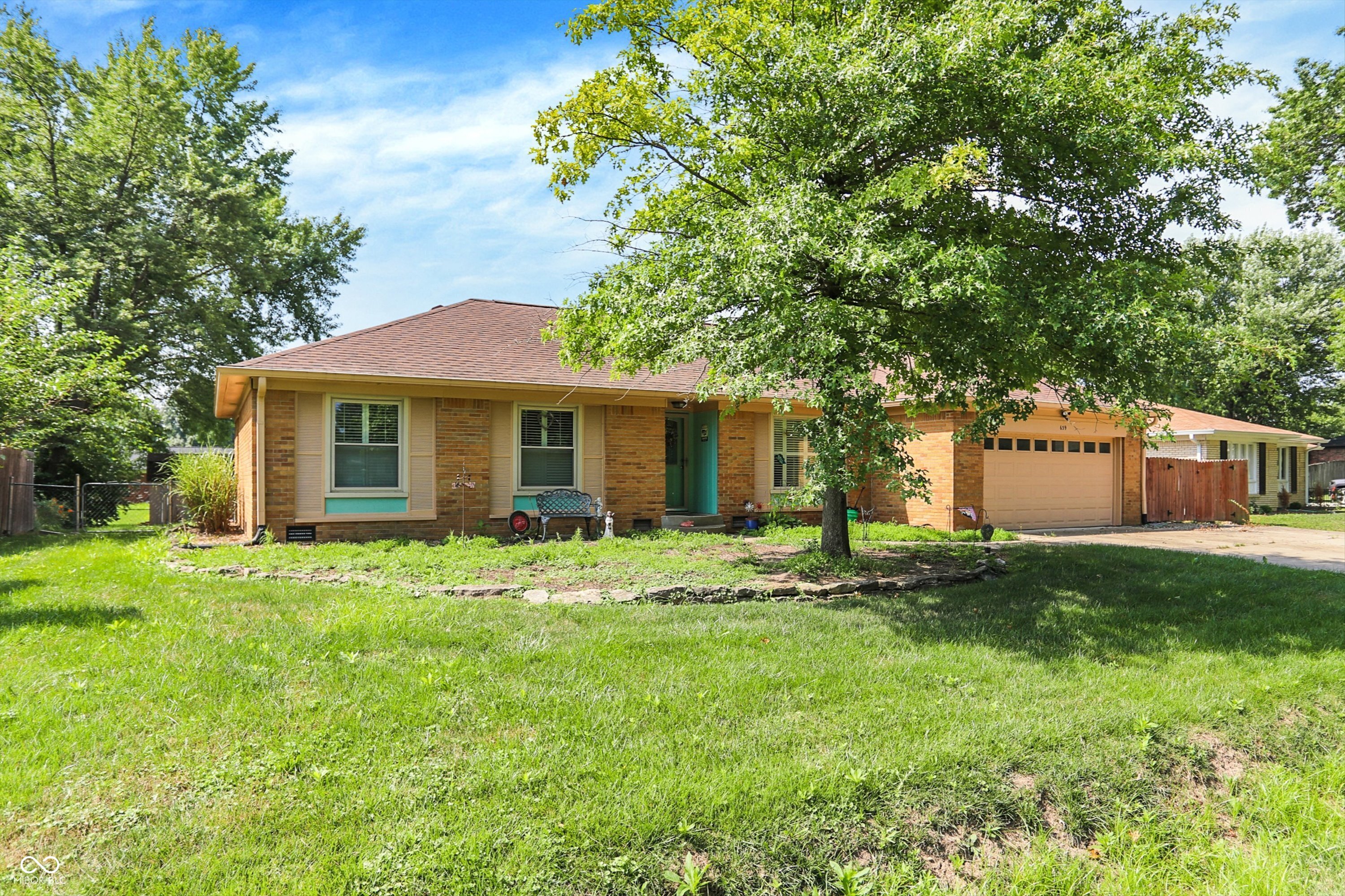 639 West Banta Road Indianapolis, IN 46217 - Photo 2 of 32