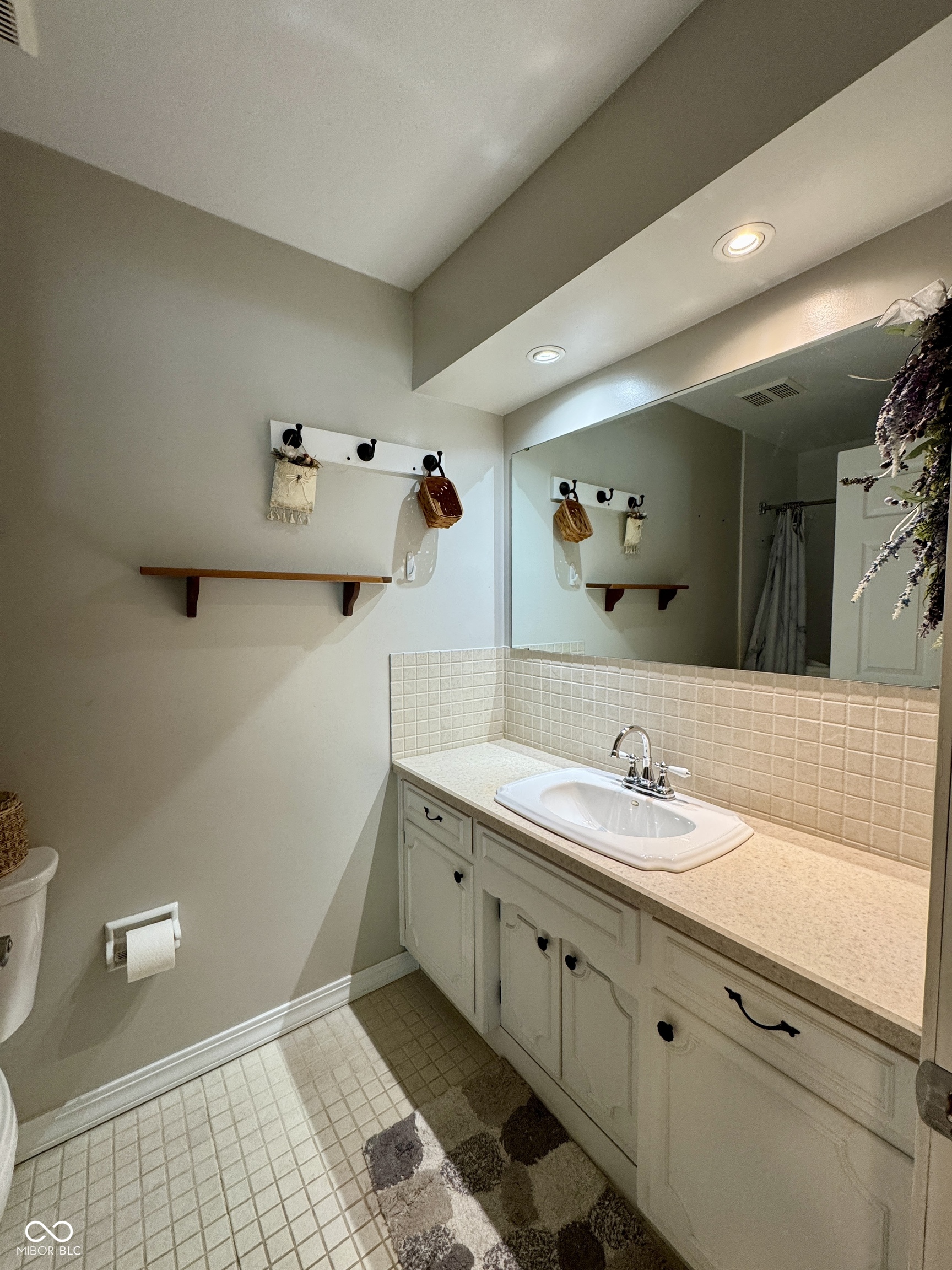 639 West Banta Road Indianapolis, IN 46217 - Photo 22 of 32