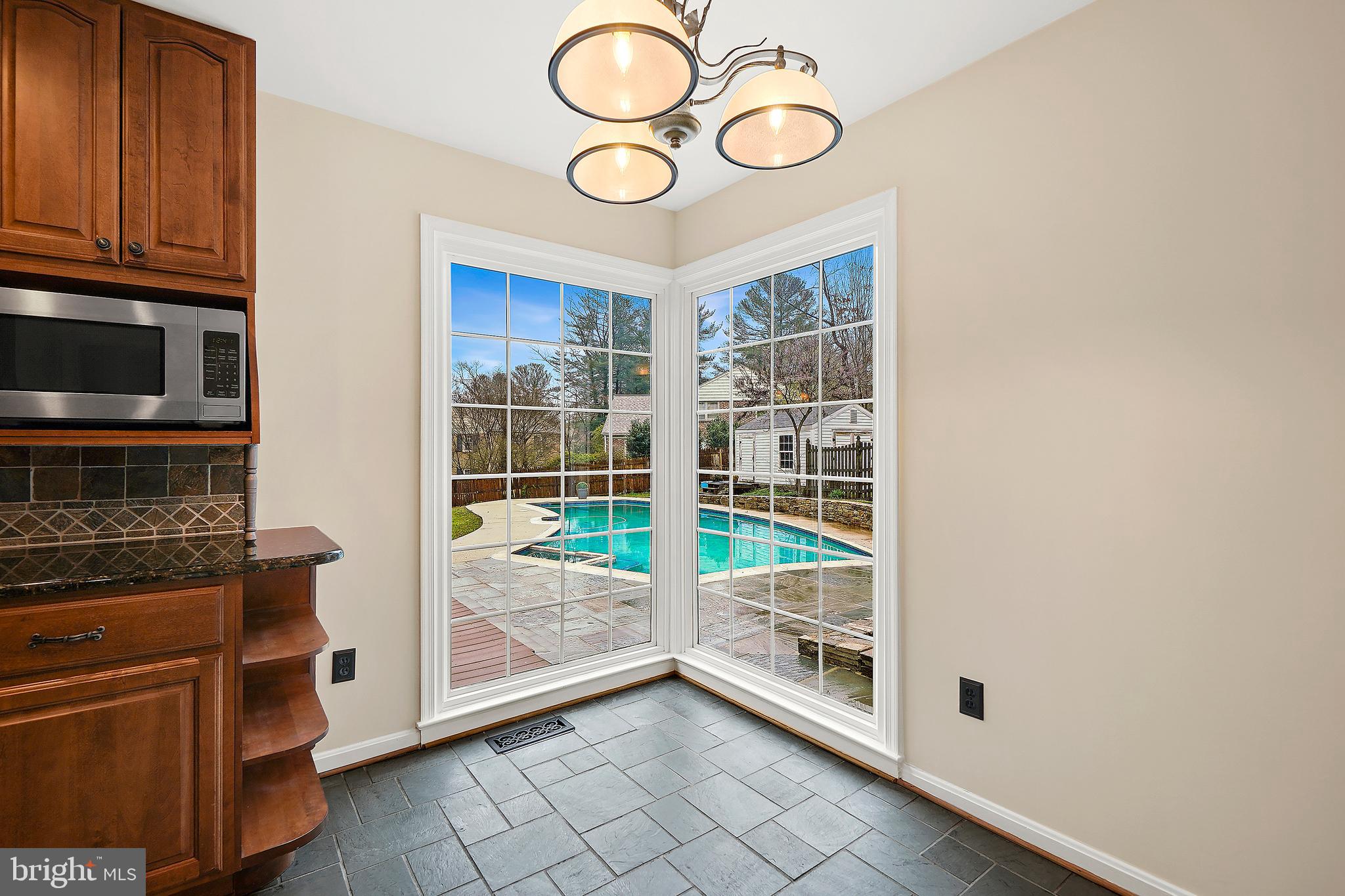 9501 Grover Road Gaithersburg, MD 20877 - Photo 19 of 57 Kitchen's dining area