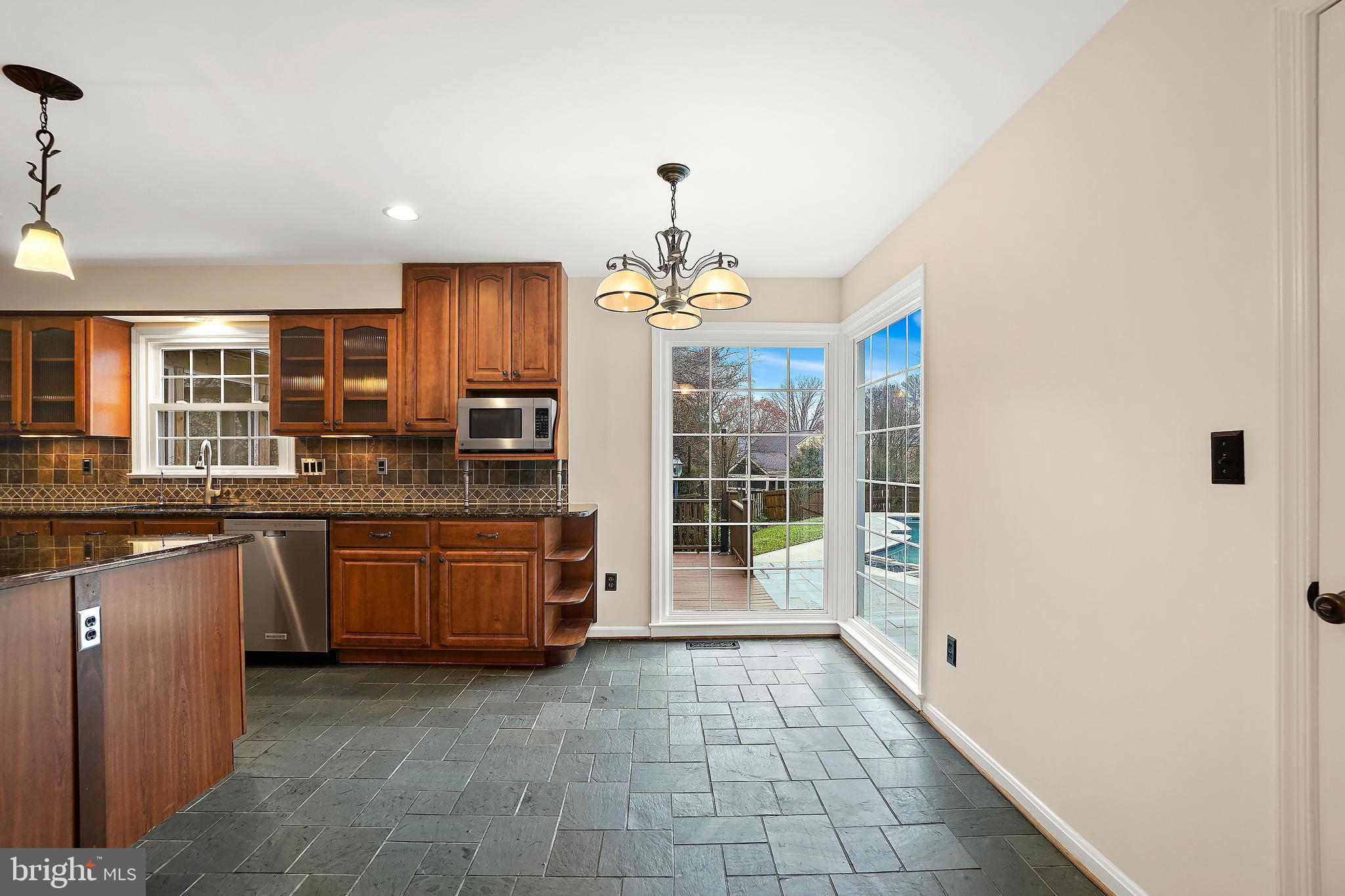 9501 Grover Road Gaithersburg, MD 20877 - Photo 20 of 57 Kitchen's dining area