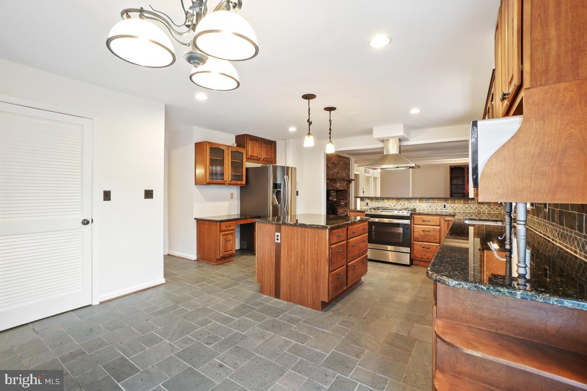 9501 Grover Road Gaithersburg, MD 20877 - Photo 21 of 57 Kitchen