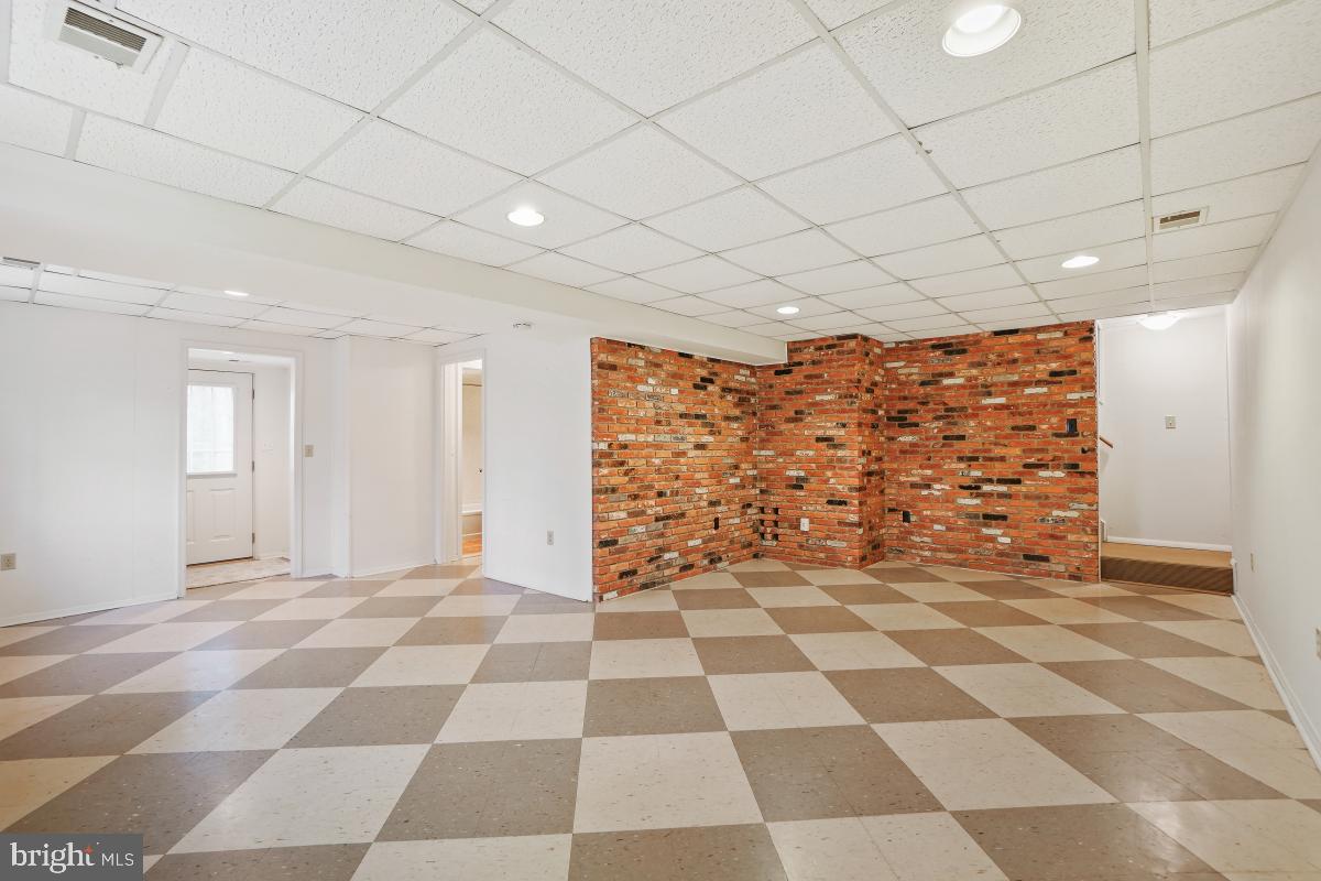9501 Grover Road Gaithersburg, MD 20877 - Photo 32 of 57 Rec Room