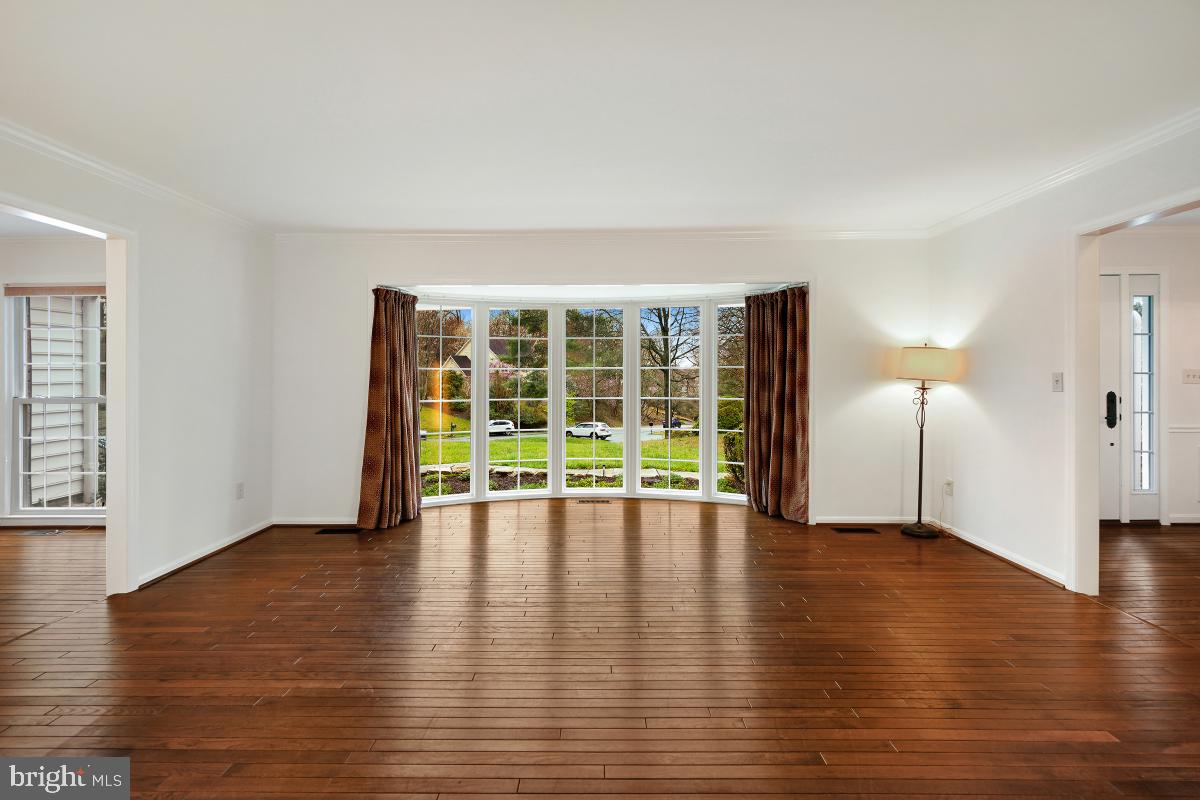 9501 Grover Road Gaithersburg, MD 20877 - Photo 9 of 57 Living Room