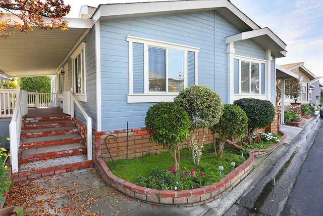 a view of a house with backyard