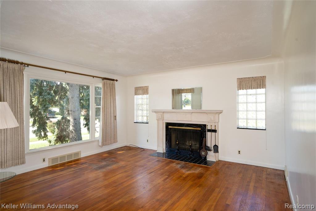 8407 Stephens Center Line, MI 48015 - Photo 4 of 40