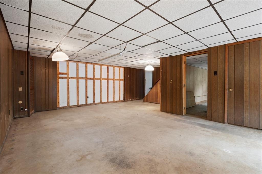 724 Camp Meeting Road Sewickley, PA 15143 - Photo 28 of 32 a view of an empty room with a window