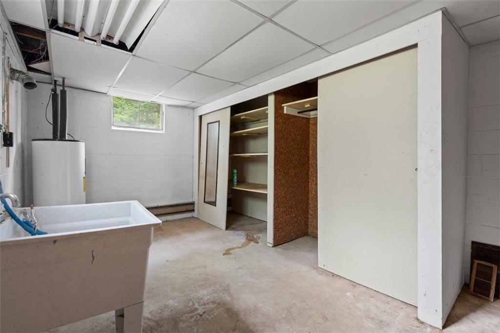 724 Camp Meeting Road Sewickley, PA 15143 - Photo 31 of 32 a view of an empty room with closet