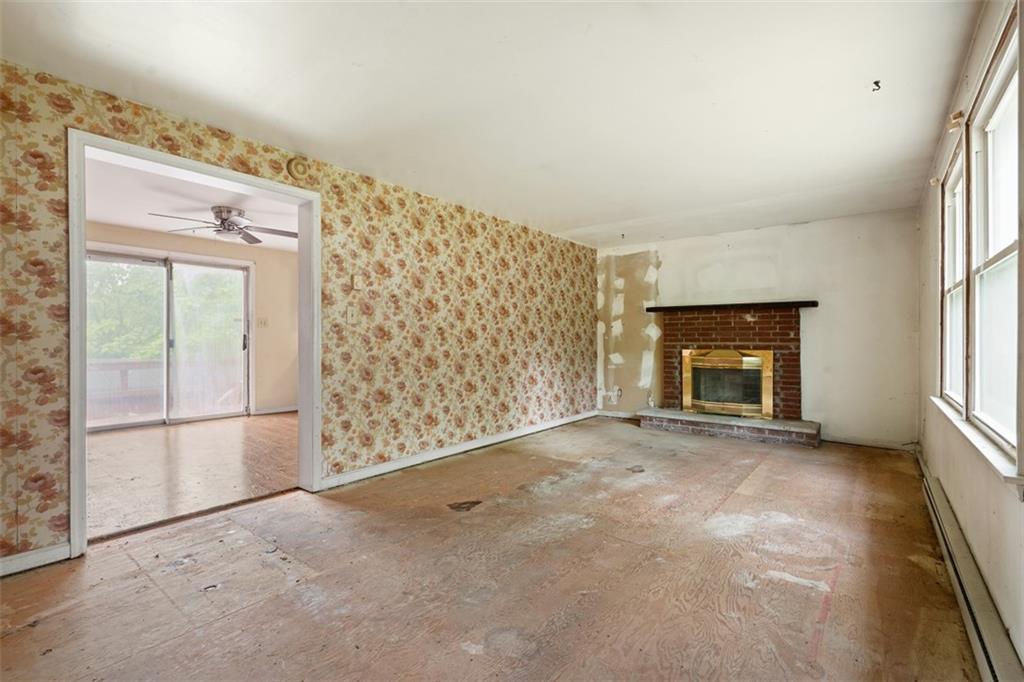 724 Camp Meeting Road Sewickley, PA 15143 - Photo 10 of 32 an empty room with windows