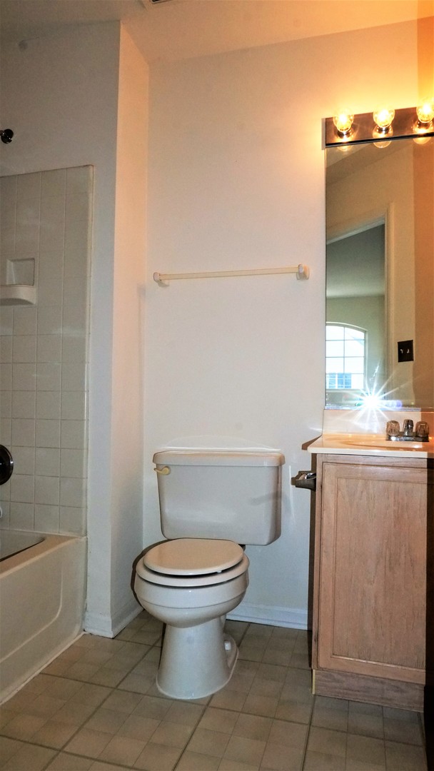 3360 Ravinia Circle Aurora, IL 60504 - Photo 21 of 32 a bathroom with a toilet and a bathtub